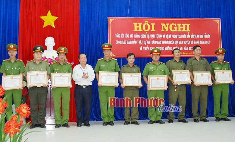 Tăng cường l&atilde;nh đạo, chỉ đạo c&ocirc;ng t&aacute;c chuyển h&oacute;a địa b&agrave;n trọng điểm