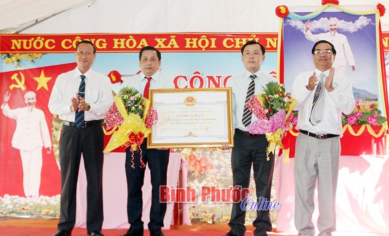 Đức Hạnh nhận bằng công nhận đạt chuẩn nông thôn mới