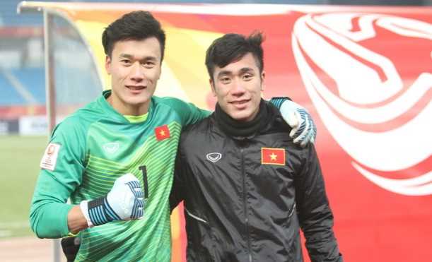 Hé lộ nhân vật mà thủ môn Tiến Dũng xin chụp ảnh cùng