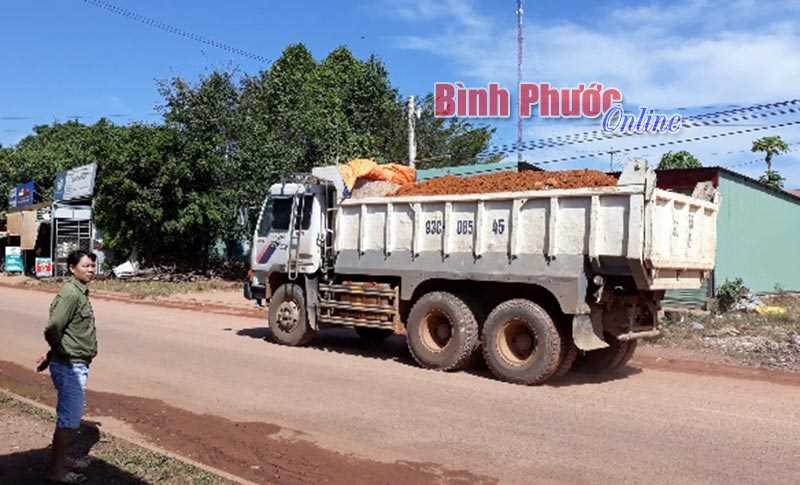 Đường nhựa vẫn bụi mù