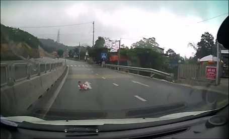 Bé bò lổm ngổm trên đường cao tốc Quảng Ninh, tài xế nói gì?