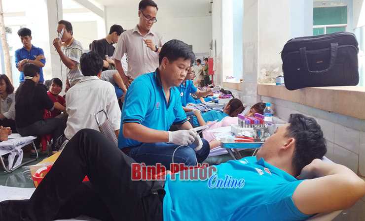 Bù Đốp thu 271 đơn vị máu tình nguyện đợt 1/2018