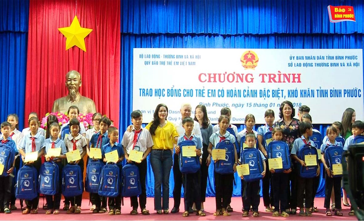 [Video] Ph&oacute; chủ tịch nước Đặng Thị Ngọc Thịnh tặng qu&agrave;, trao nh&agrave; t&igrave;nh thương tại B&igrave;nh Phước