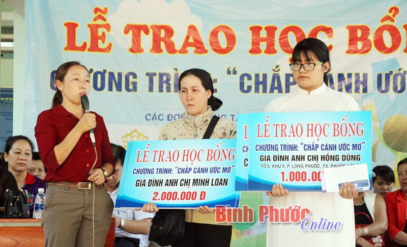 “Chắp cánh ước mơ” cho 2 học sinh nghèo hiếu học