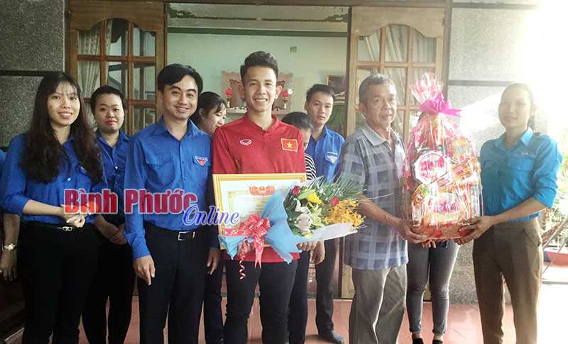 Tỉnh đoàn tặng bằng khen cho tuyển thủ Hồng Duy