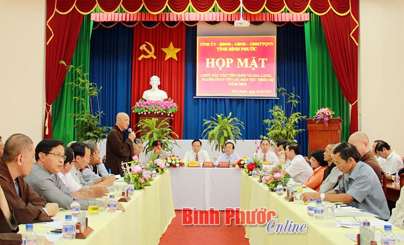 Họp mặt chức sắc c&aacute;c t&ocirc;n gi&aacute;o v&agrave; gi&agrave; l&agrave;ng, người uy t&iacute;n trong v&ugrave;ng DTTS