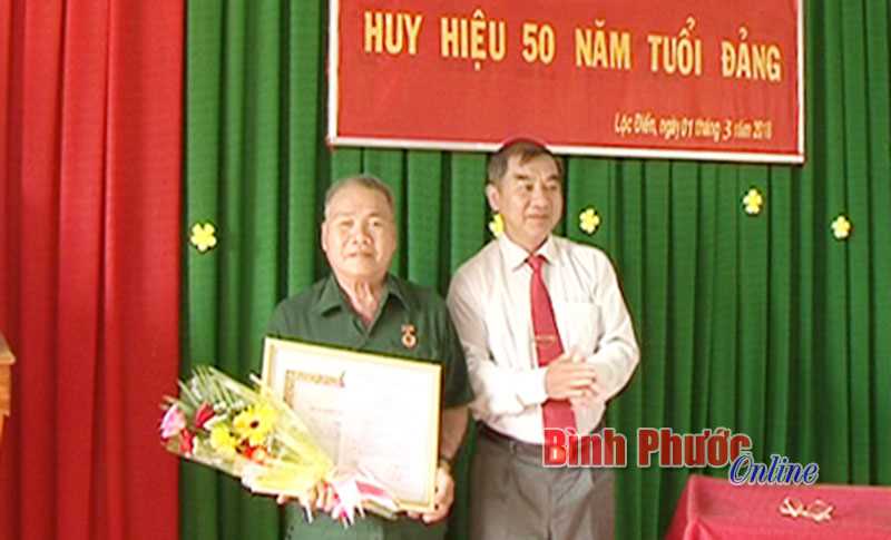 Trao Huy hiệu 50 năm tuổi Đảng cho đảng vi&ecirc;n x&atilde; Lộc Điền