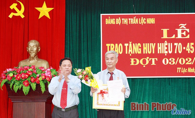 Lộc Ninh trao huy hiệu 70, 50, 45 năm tuổi Đảng