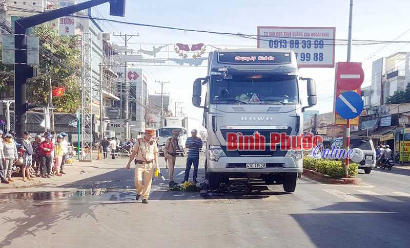 Va chạm với xe container, m&ocirc;̣t người đi xe đạp điện chết tại chỗ