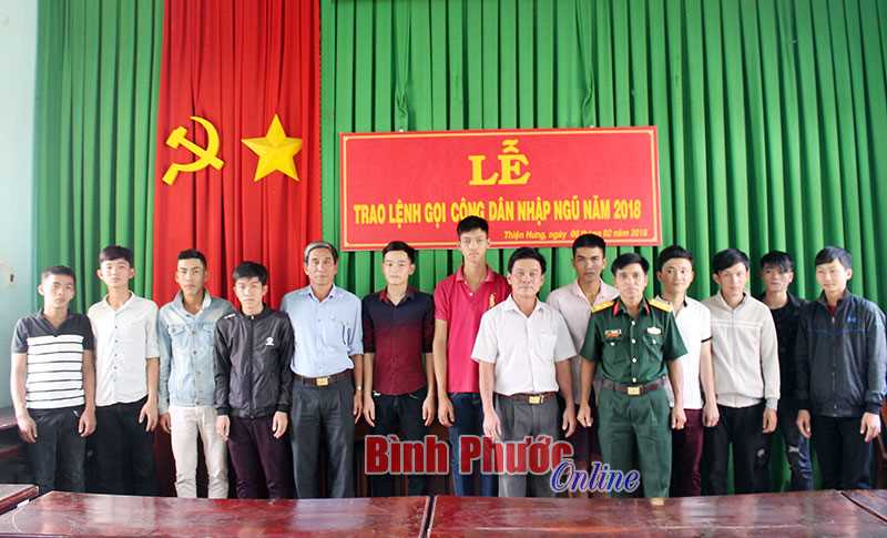 B&ugrave; Đốp trao lệnh gọi c&ocirc;ng d&acirc;n nhập ngũ năm 2018