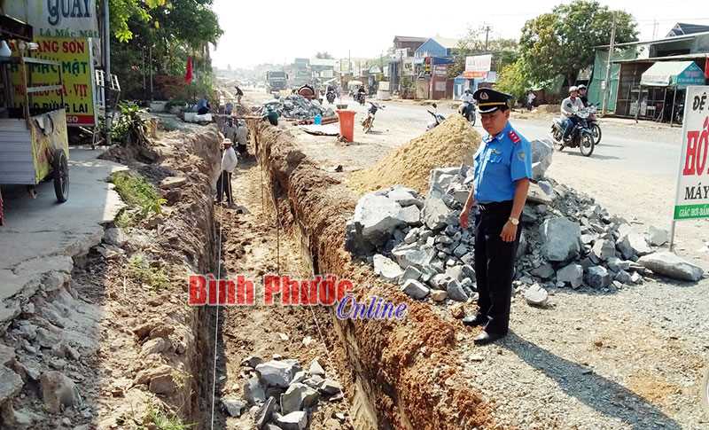 Người dân bức xúc việc thi công cống thoát nước