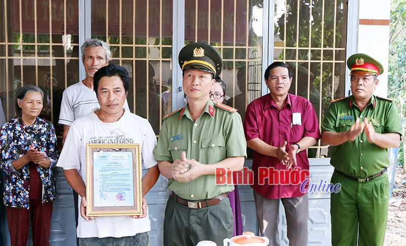 Bàn giao 2 căn nhà tình thương