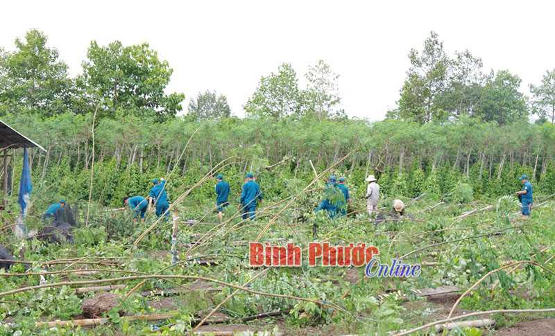 Bù Đốp giúp dân khắc phục hậu quả mưa lốc