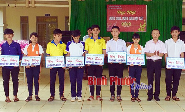 Trường THPT Trần Ph&uacute; - Điển h&igrave;nh trong học v&agrave; l&agrave;m theo B&aacute;c