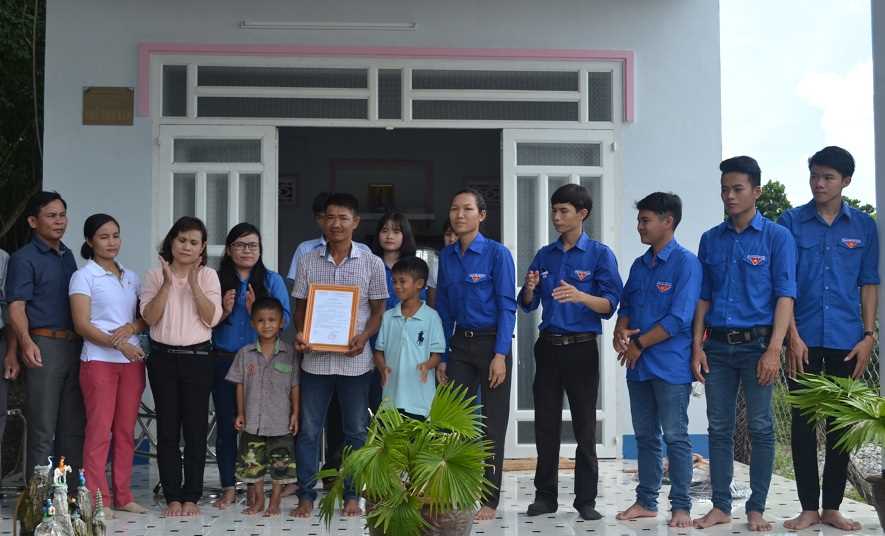 Huyện đoàn Bù Đốp bàn giao “Nhà tình bạn 1.000 đồng”