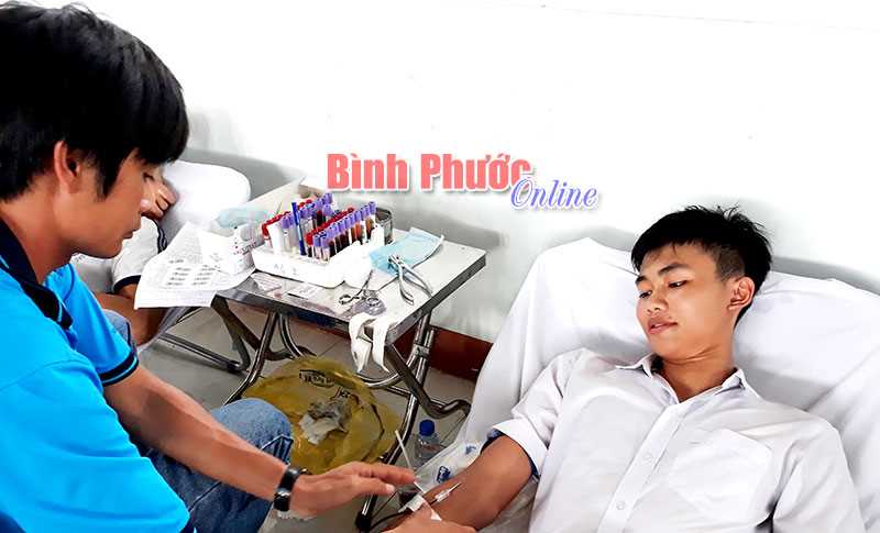 Gần 500 giáo viên, học sinh tham gia hiến máu tình nguyện