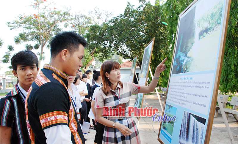 Trưng bày hình ảnh di tích, danh lam thắng cảnh tại trường học