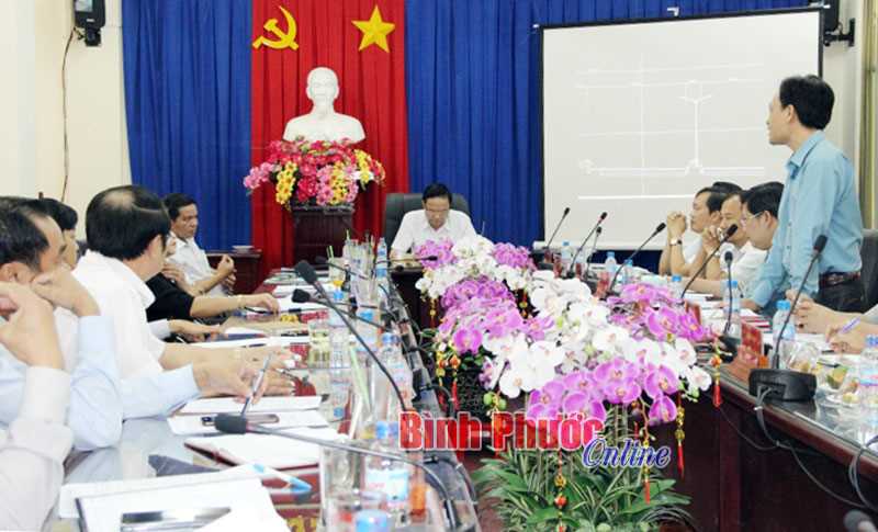 Ph&oacute; b&iacute; thư Tỉnh ủy L&ecirc; Văn Ch&acirc;u l&agrave;m việc với Huyện ủy Ph&uacute; Riềng