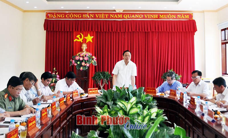 Ph&oacute; b&iacute; thư Tỉnh ủy L&ecirc; Văn Ch&acirc;u l&agrave;m việc với Ban Thường vụ Huyện ủy Chơn Th&agrave;nh, Thị ủy Phước Long