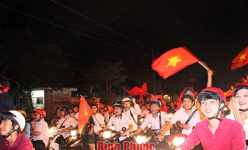 Hàng ngàn người Bình Phước ra đường cổ vũ U23 Việt Nam vào chung kết