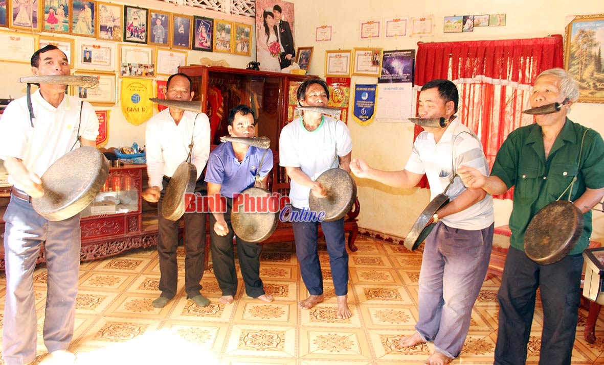 Độc đ&aacute;o k&egrave;n sừng tr&acirc;u của người S&rsquo;ti&ecirc;ng