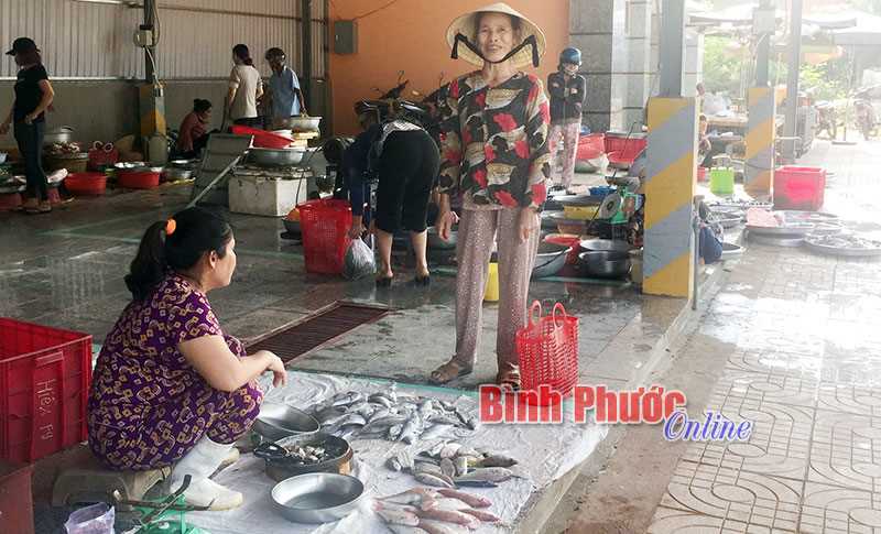 Phụ nữ Tân Tiến đi chợ không dùng túi ni-lon