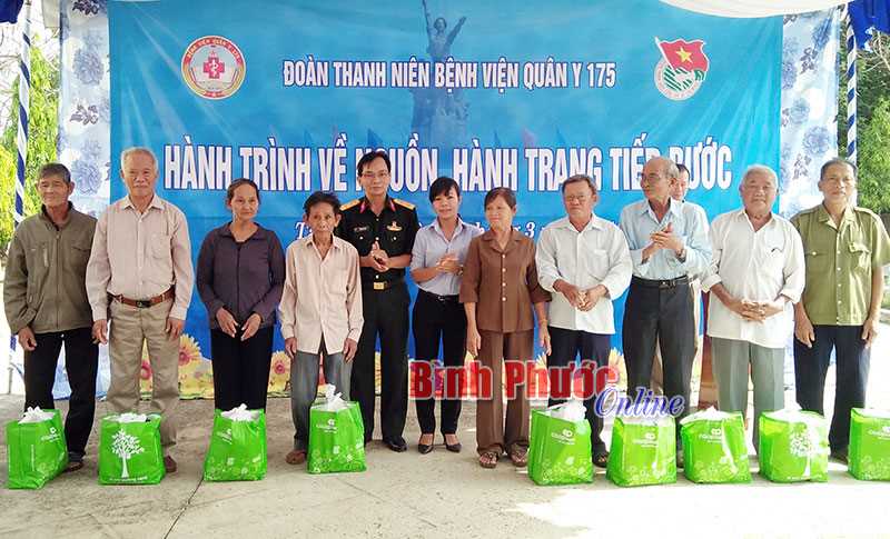 100 phần qu&agrave; tặng hộ ngh&egrave;o, gia đ&igrave;nh ch&iacute;nh s&aacute;ch