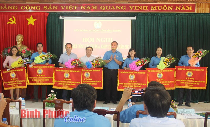 5 c&ocirc;ng nh&acirc;n được Tổng li&ecirc;n đo&agrave;n Lao động Việt Nam tặng bằng &ldquo;Lao động s&aacute;ng tạo"