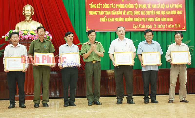 Lộc Ninh k&yacute; cam kết x&acirc;y dựng đơn vị đạt chuẩn an ninh trật tự