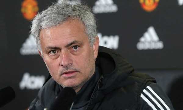 HLV Mourinho "chốt" cái tên đầu tiên phải rời Manchester United