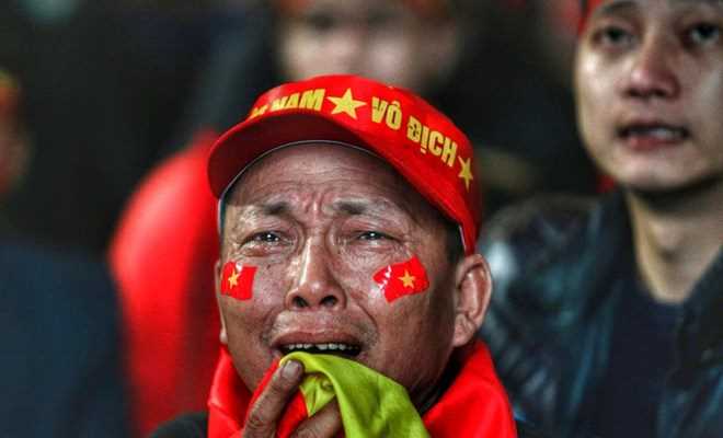 U23 tuột cúp vô địch, người hâm mộ bật khóc trong tiếc nuối và tự hào