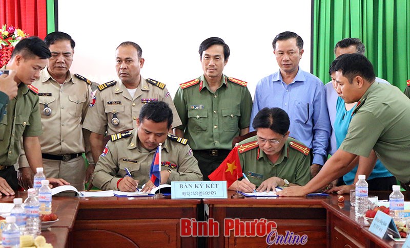 C&ocirc;ng an 2 huyện B&ugrave; Gia Mập v&agrave; &Ocirc; Răng k&yacute; kết bi&ecirc;n bản ghi nhớ