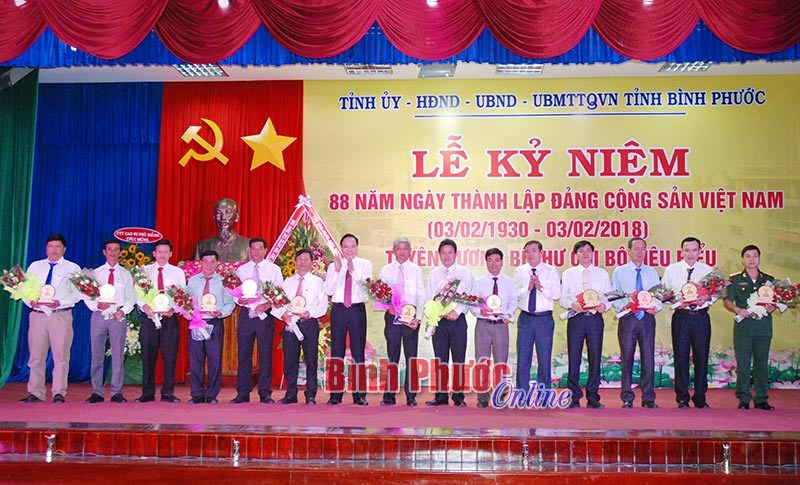 Kỷ niệm 88 năm ng&agrave;y th&agrave;nh lập Đảng v&agrave; tuy&ecirc;n dương b&iacute; thư chi bộ ti&ecirc;u biểu