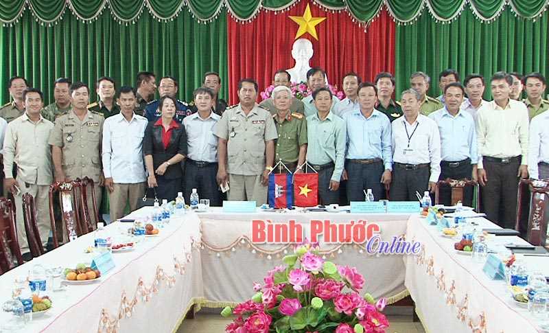 L&atilde;nh đạo 2 huyện B&ugrave; Đốp - Keosima trao đổi t&igrave;nh h&igrave;nh