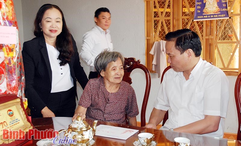 L&atilde;nh đạo tỉnh thăm, tặng qu&agrave; dịp tết Nguy&ecirc;n đ&aacute;n