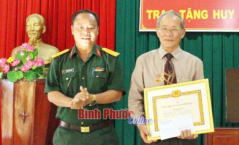 Long B&igrave;nh: Trao Huy hiệu 30, 45, 50 năm tuổi Đảng cho 5 đảng vi&ecirc;n