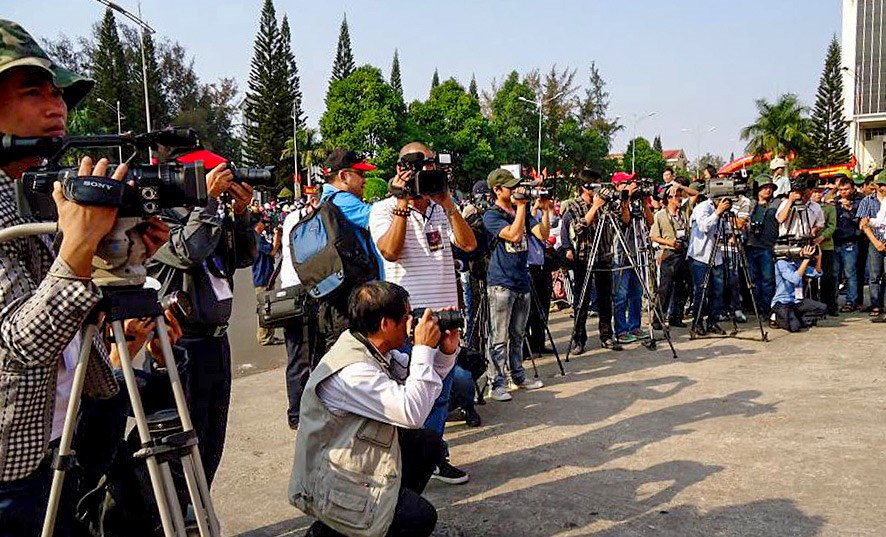 Nh&agrave; b&aacute;o c&oacute; n&ecirc;n &ldquo;n&oacute;i th&ecirc;m&rdquo;&hellip;?