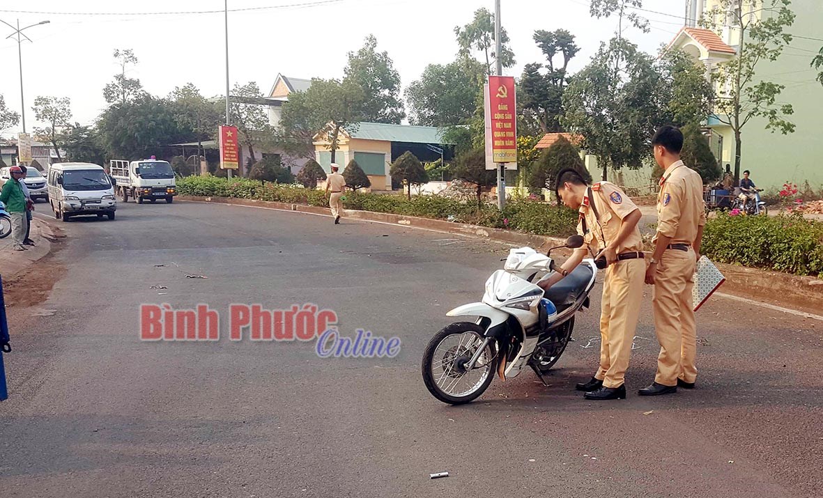 Xe máy tông vào dải phân cách, 2 thanh niên tử vong