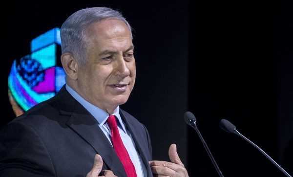 Thủ tướng Israel Benjamin Netanyahu cùng vợ và con trai bị thẩm vấn