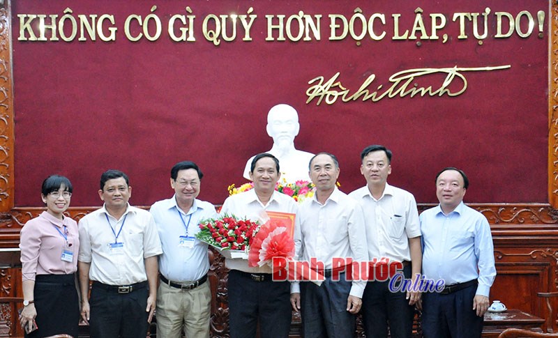 Trao quyết định nghỉ hưu cho Gi&aacute;m đốc Sở GD-ĐT