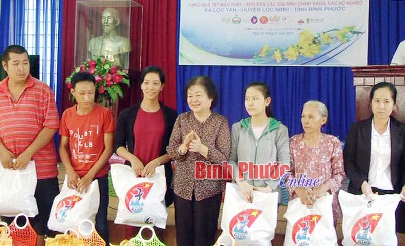 Nguy&ecirc;n Ph&oacute; chủ tịch nước tặng qu&agrave; tết tại x&atilde; Lộc Tấn