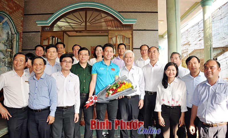 B&iacute; thư Tỉnh ủy thăm, tặng qu&agrave;&nbsp;tuyển thủ U23 Việt Nam Nguyễn Phong Hồng Duy