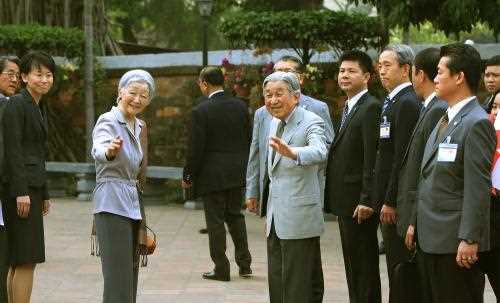 Việt Nam bất ngờ xuất hiện trong thơ mừng năm mới của Nhật Hoàng