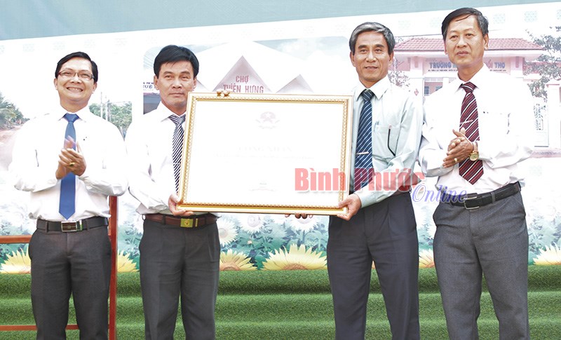 Xã Thiện Hưng đón bằng công nhận nông thôn mới