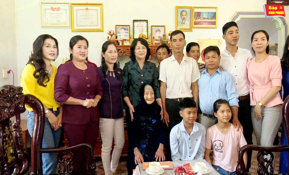 [Video] Ph&oacute; chủ tịch nước Đặng Thị Ngọc Thịnh thăm, tặng qu&agrave; gia đình ch&iacute;nh s&aacute;ch tại B&igrave;nh Phước
