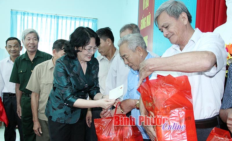 Ph&oacute; chủ tịch nước Đặng Thị Ngọc Thịnh thăm, tặng qu&agrave; gia đ&igrave;nh ch&iacute;nh s&aacute;ch tại B&igrave;nh Phước