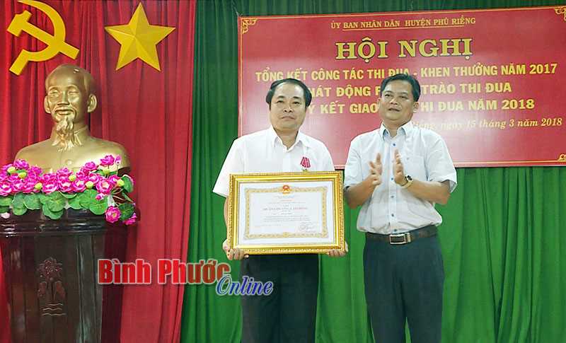Ph&uacute; Riềng tổng kết c&ocirc;ng t&aacute;c thi đua, khen thưởng năm 2017
