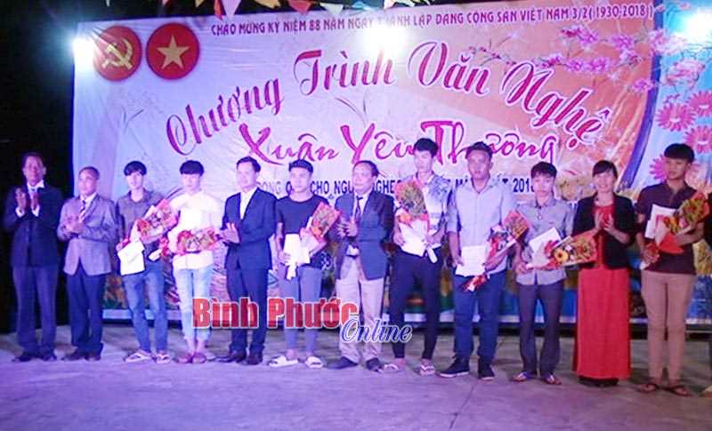 Ph&uacute; Sơn tuy&ecirc;n dương 8 thanh ni&ecirc;n l&ecirc;n đường nhập ngũ