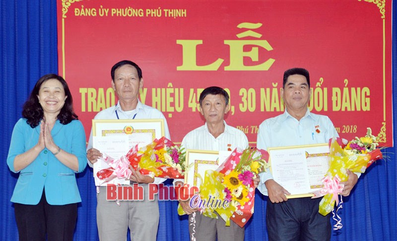 Ph&uacute; Thịnh: Trao tặng Huy hiệu 45, 40, 30 năm tuổi Đảng