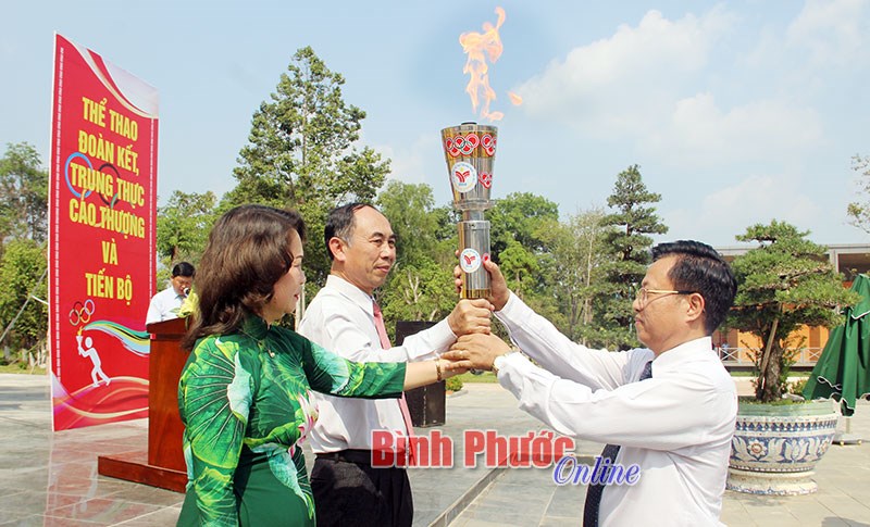 Lấy và rước lửa truyền thống cho Đại hội Thể dục thể thao tỉnh